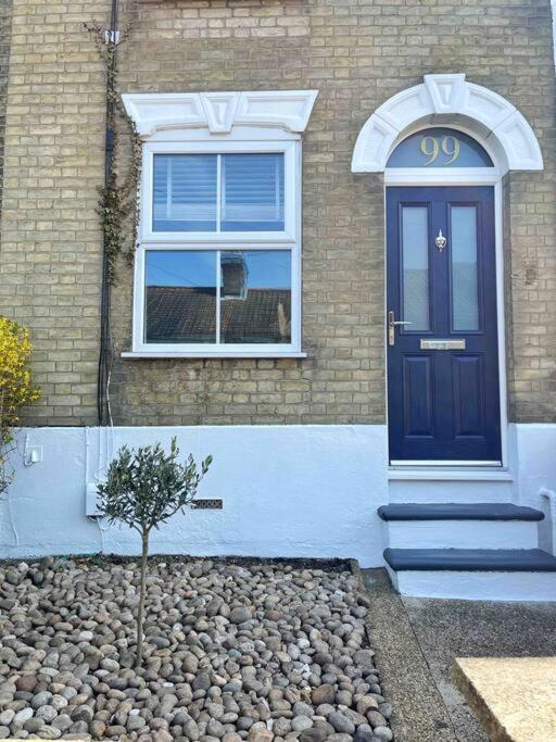 Family Friendly House In With Parking * Norwich
